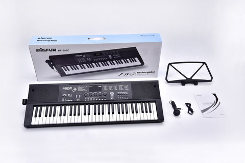 61-button electronic organ with microphone/built-in lithium battery/dual speakers/headphone jack/USB cable/manual/piano score stand