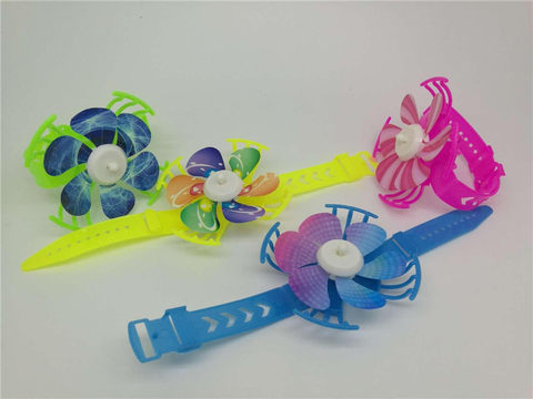 Watches, windmills, sugar toys, giveaways, small toys